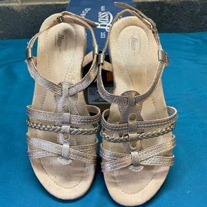 G.H Bass & Co. Womens Sz 7.5 Gold Metallic Sandals